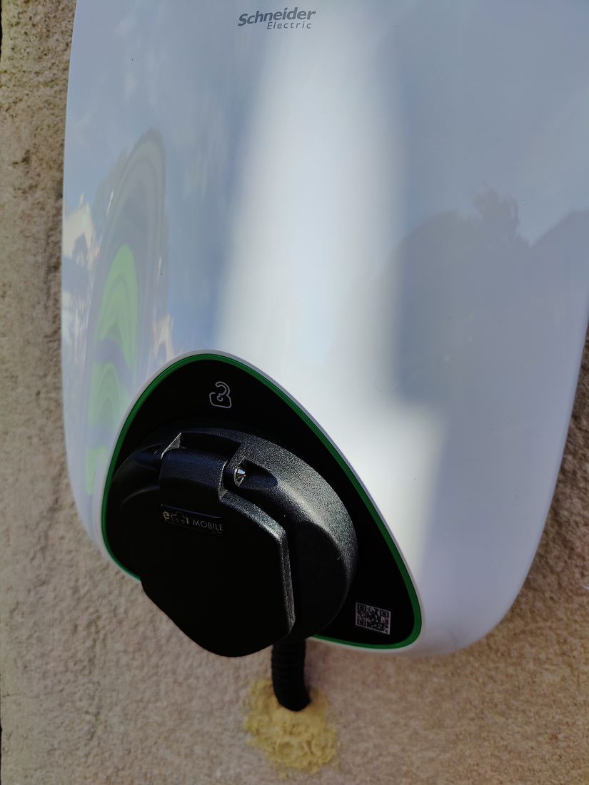 Borne de recharge véhicule électrique installée en extérieur à Venelles