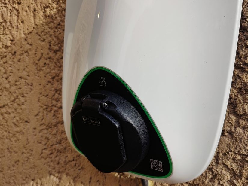 Borne de recharge véhicule électrique Schneider EVlink, pose murale à Venelles