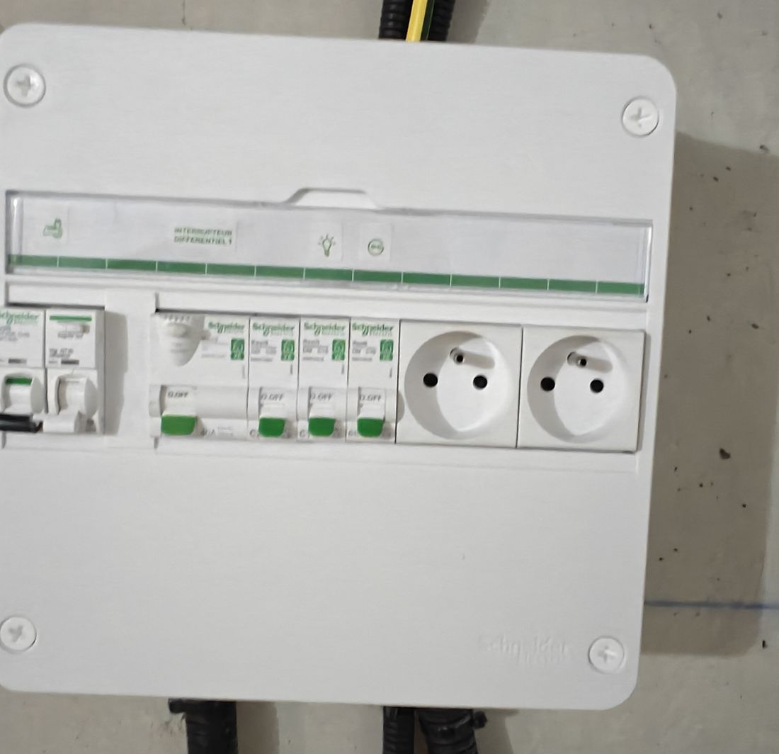 Tableau électrique neuf installé dans un garage rénové à Aix-en-Provence