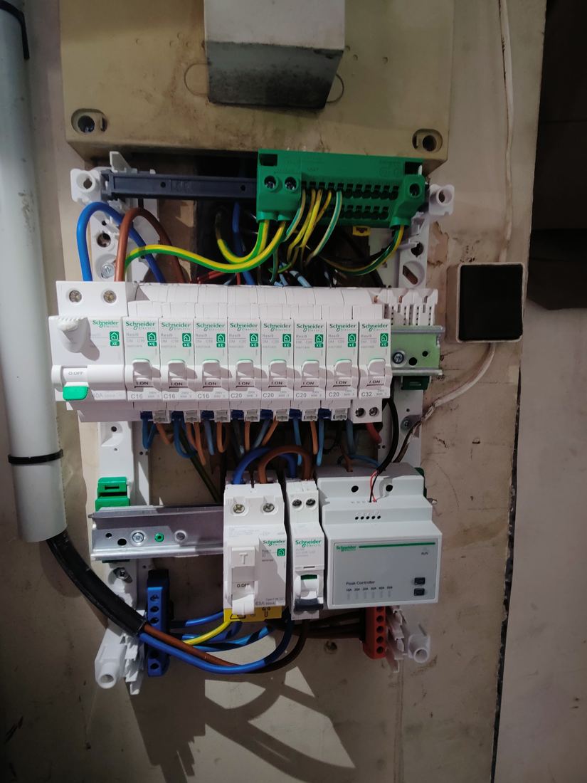 Tableau électrique rénové avec disjoncteurs Schneider Resi9 neufs